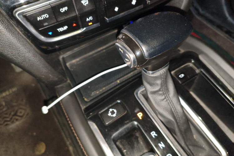 Used GAC Trumpchi GS8 2017 320T Two-Wheel Drive Luxury Smart Connectivity Version (7 Seats) Gear Lever