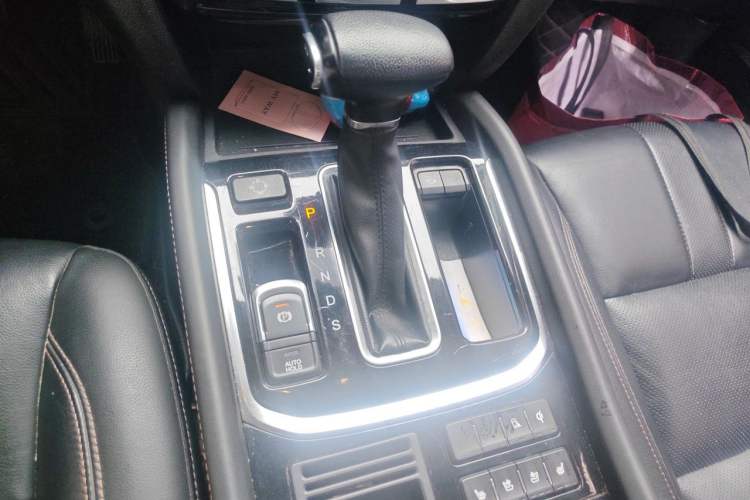 Used GAC Trumpchi GS8 2017 320T Two-Wheel Drive Luxury Smart Connectivity Version (7 Seats) Gear Lever