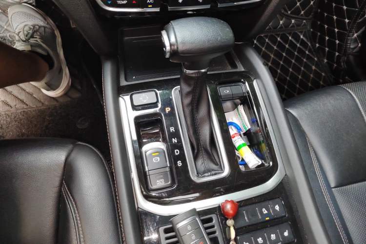 Used GAC Trumpchi GS8 2017 320T Two-Wheel Drive Luxury Smart Connectivity Version (7 Seats) Gear Lever