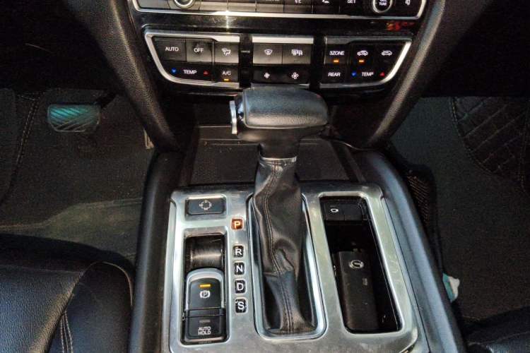 Used GAC Trumpchi GS8 2017 320T Two-Wheel Drive Luxury Smart Connectivity Version (7 Seats) Gear Lever