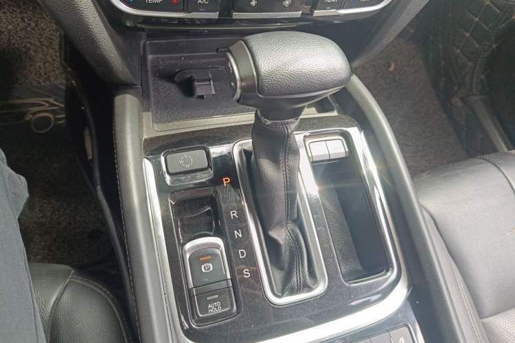 Used GAC Trumpchi GS8 2017 320T Two-Wheel Drive Luxury Smart Connectivity Version (7 Seats) Gear Lever