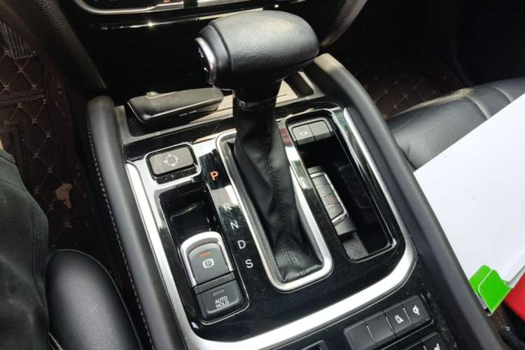 Used GAC Trumpchi GS8 2017 320T Two-Wheel Drive Luxury Smart Connectivity Version (7 Seats) Gear Lever