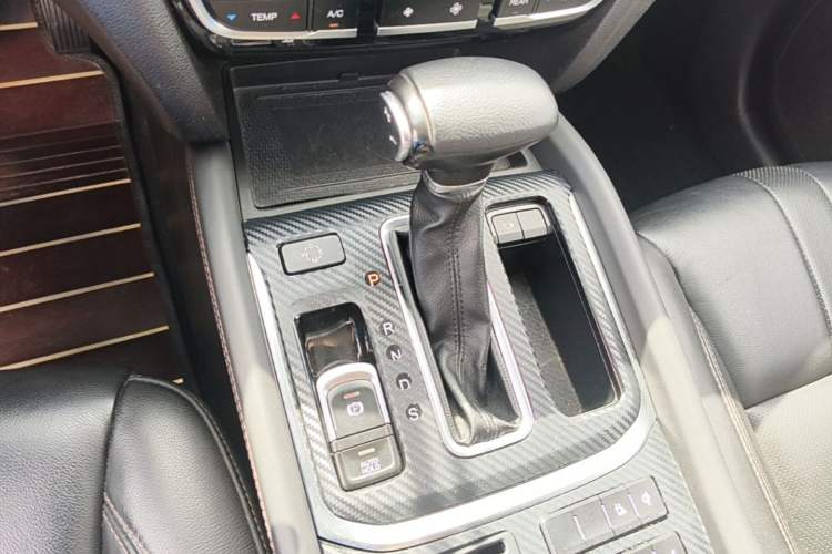 Used GAC Trumpchi GS8 2017 320T Two-Wheel Drive Luxury Smart Connectivity Version (7 Seats) Gear Lever