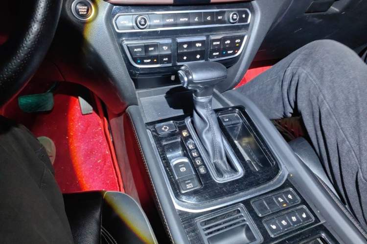Used GAC Trumpchi GS8 2017 320T Two-Wheel Drive Luxury Smart Connectivity Version (7 Seats) Gear Lever