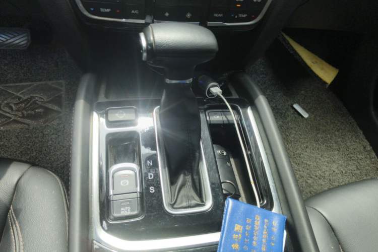 Used GAC Trumpchi GS8 2017 320T Two-Wheel Drive Luxury Smart Connectivity Version (7 Seats) Gear Lever