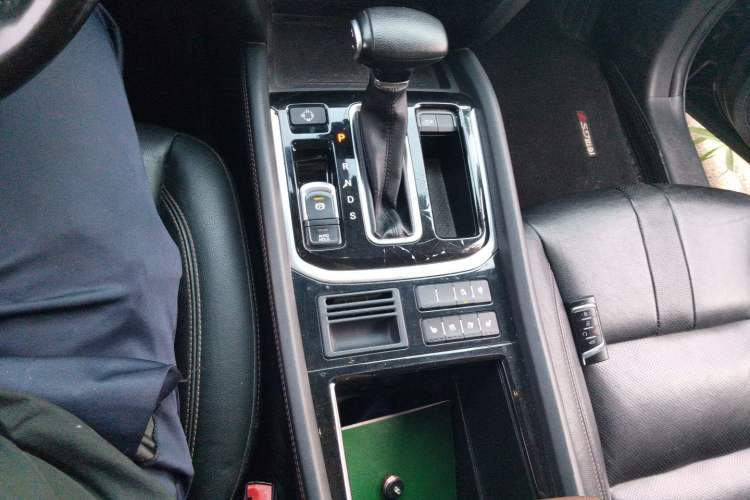 Used GAC Trumpchi GS8 2017 320T Two-Wheel Drive Luxury Smart Connectivity Version (7 Seats) Gear Lever