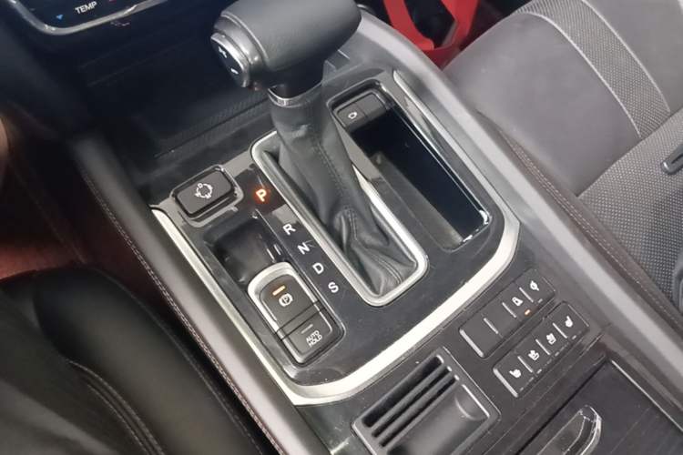 Used GAC Trumpchi GS8 2017 320T Two-Wheel Drive Luxury Smart Connectivity Version (7 Seats) Gear Lever