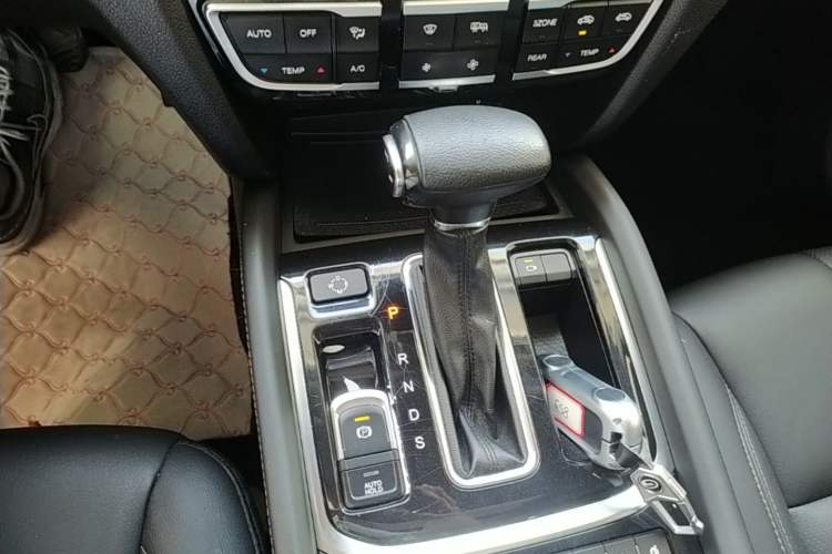 Used GAC Trumpchi GS8 2017 320T Two-Wheel Drive Luxury Smart Connectivity Version (7 Seats) Gear Lever