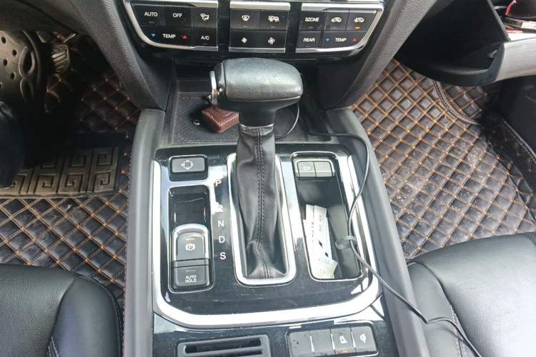 Used GAC Trumpchi GS8 2017 320T Two-Wheel Drive Luxury Smart Connectivity Version (7 Seats) Gear Lever