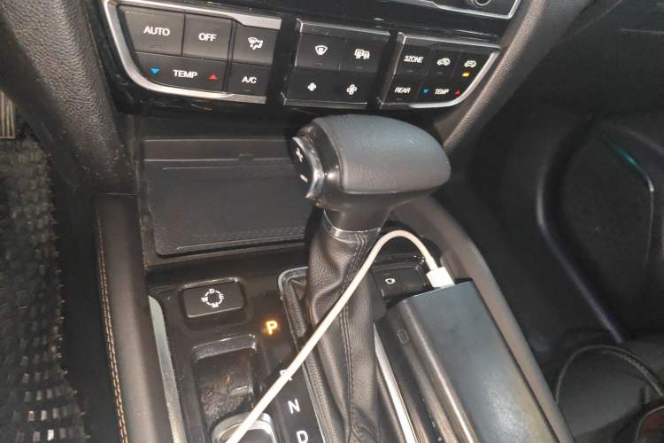 Used GAC Trumpchi GS8 2017 320T Two-Wheel Drive Luxury Smart Connectivity Version (7 Seats) Gear Lever