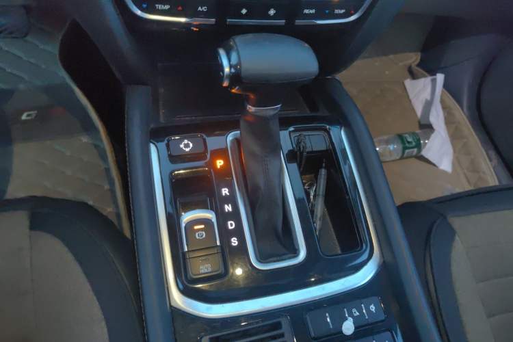 Used GAC Trumpchi GS8 2017 320T Two-Wheel Drive Luxury Smart Connectivity Version (7 Seats) Gear Lever
