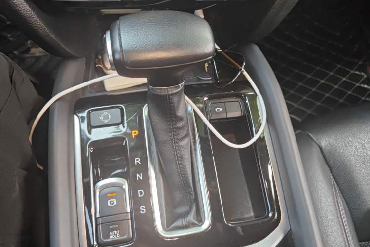 Used GAC Trumpchi GS8 2017 320T Two-Wheel Drive Luxury Smart Connectivity Version (7 Seats) Gear Lever