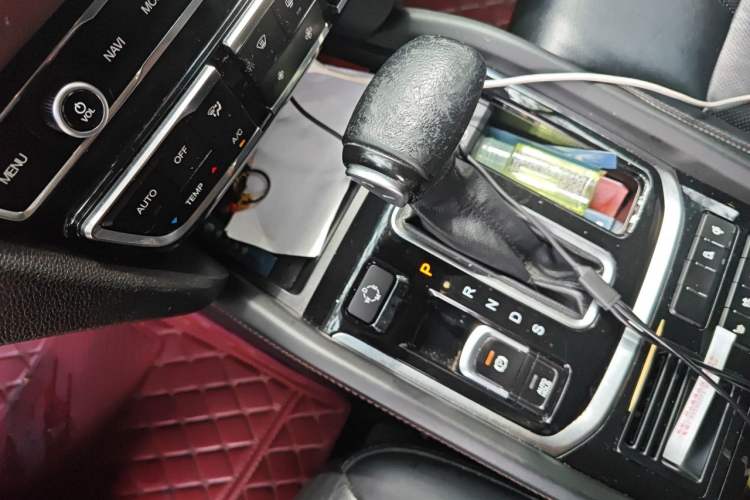 Used GAC Trumpchi GS8 2017 320T Two-Wheel Drive Luxury Smart Connectivity Version (7 Seats) Gear Lever