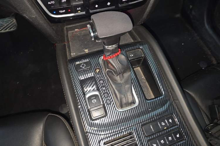 Used GAC Trumpchi GS8 2017 320T Two-Wheel Drive Luxury Smart Connectivity Version (7 Seats) Gear Lever