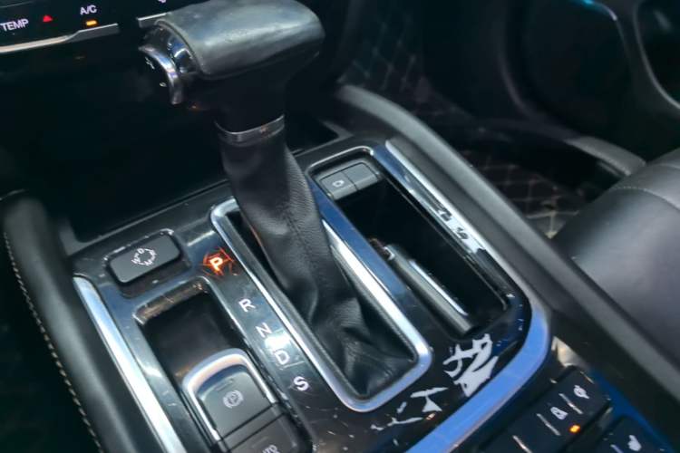 Used GAC Trumpchi GS8 2017 320T Two-Wheel Drive Luxury Smart Connectivity Version (7 Seats) Gear Lever