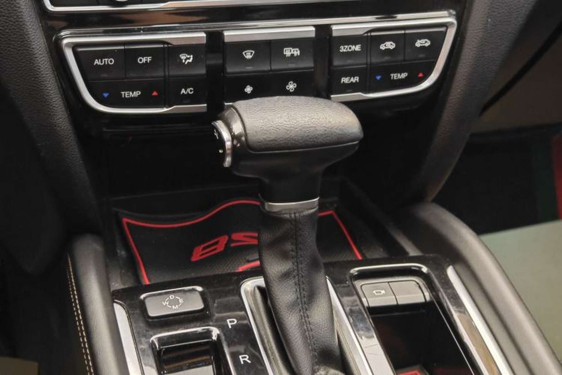 Used GAC Trumpchi GS8 2017 320T Two-Wheel Drive Luxury Smart Connectivity Version (7 Seats) Gear Lever