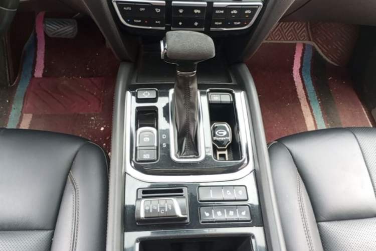 Used GAC Trumpchi GS8 2017 320T Two-Wheel Drive Luxury Smart Connectivity Version (7 Seats) Gear Lever