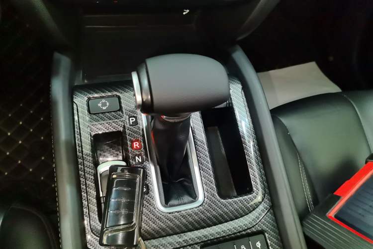 Used GAC Trumpchi GS8 2017 320T Two-Wheel Drive Luxury Smart Connectivity Version (7 Seats) Gear Lever