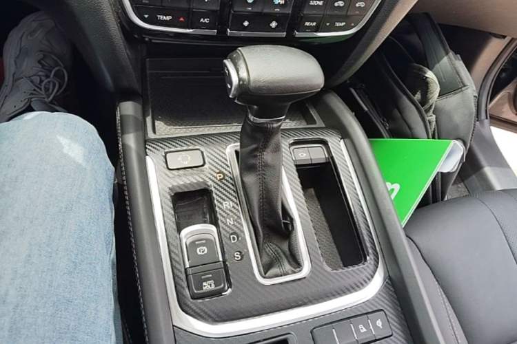 Used GAC Trumpchi GS8 2017 320T Two-Wheel Drive Luxury Smart Connectivity Version (7 Seats) Gear Lever