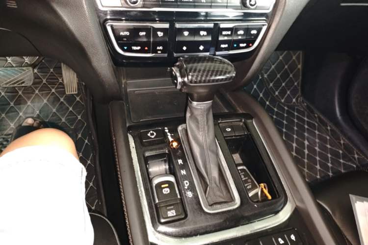 Used GAC Trumpchi GS8 2017 320T Two-Wheel Drive Luxury Smart Connectivity Version (7 Seats) Gear Lever