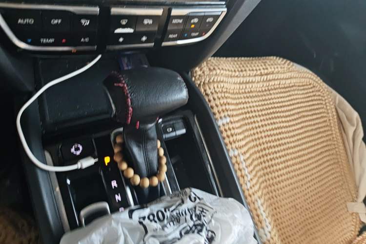 Used GAC Trumpchi GS8 2017 320T Two-Wheel Drive Luxury Smart Connectivity Version (7 Seats) Gear Lever