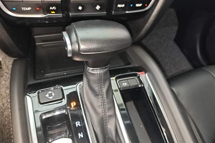 Used GAC Trumpchi GS8 2017 320T Two-Wheel Drive Luxury Smart Connectivity Version (7 Seats) Gear Lever