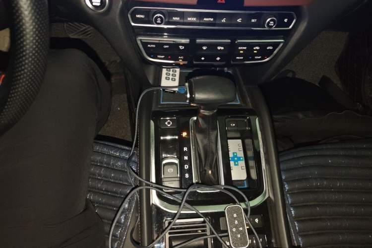 Used GAC Trumpchi GS8 2017 320T Two-Wheel Drive Luxury Smart Connectivity Version (7 Seats) Gear Lever
