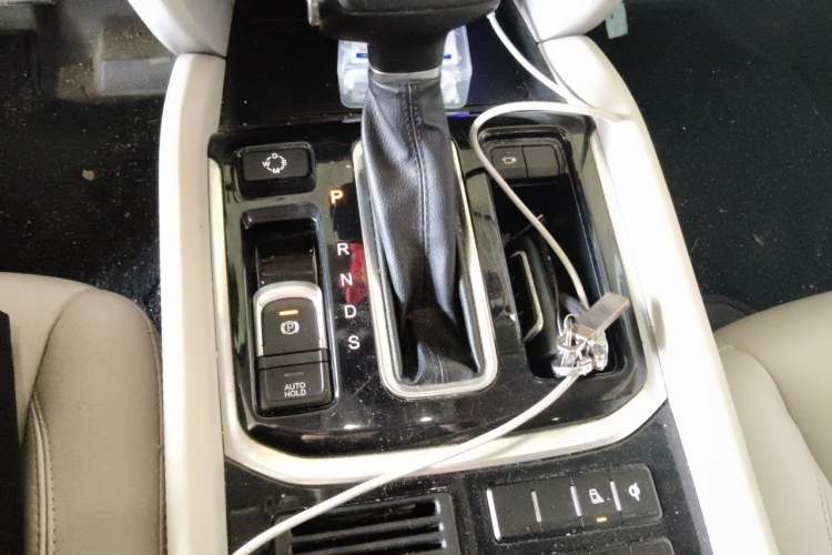 Used GAC Trumpchi GS8 2017 320T Two-Wheel Drive Luxury Smart Connectivity Version (7 Seats) Gear Lever