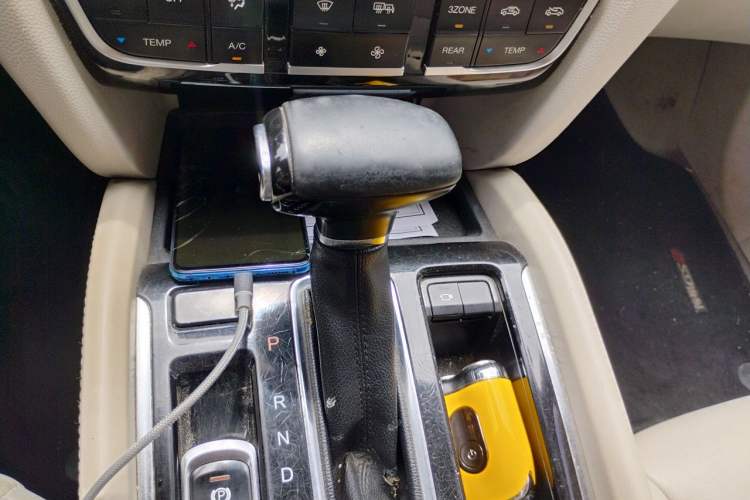 Used GAC Trumpchi GS8 2017 320T Two-Wheel Drive Luxury Smart Connectivity Version (7 Seats) Gear Lever