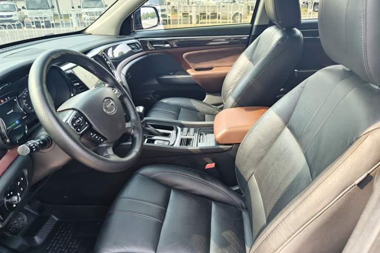 Used GAC Trumpchi GS8 2017 320T Two-Wheel Drive Luxury Smart Connectivity Version (7 Seats) Interior 1