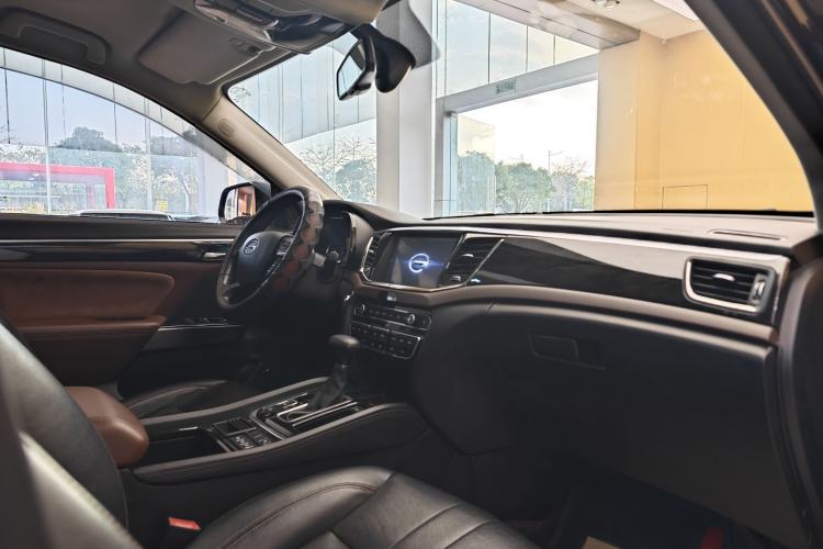 Used GAC Trumpchi GS8 2017 320T Two-Wheel Drive Luxury Smart Connectivity Version (7 Seats) Interior 1