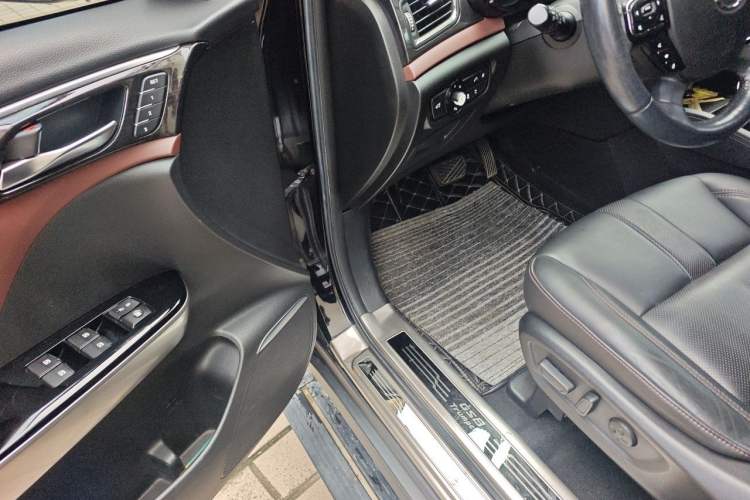 Used GAC Trumpchi GS8 2017 320T Two-Wheel Drive Luxury Smart Connectivity Version (7 Seats) Interior 3