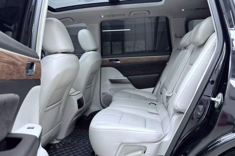Used GAC Trumpchi GS8 2017 320T Two-Wheel Drive Luxury Smart Connectivity Version (7 Seats) Interior 4