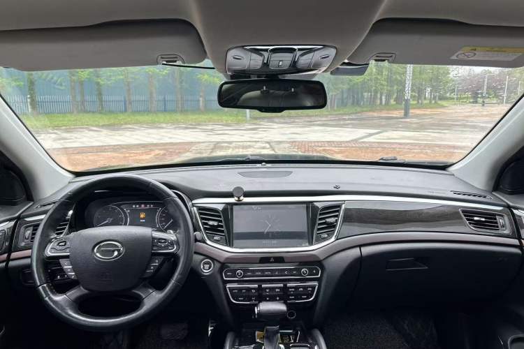 Used GAC Trumpchi GS8 2017 320T Two-Wheel Drive Luxury Smart Connectivity Version (7 Seats) Interior 5