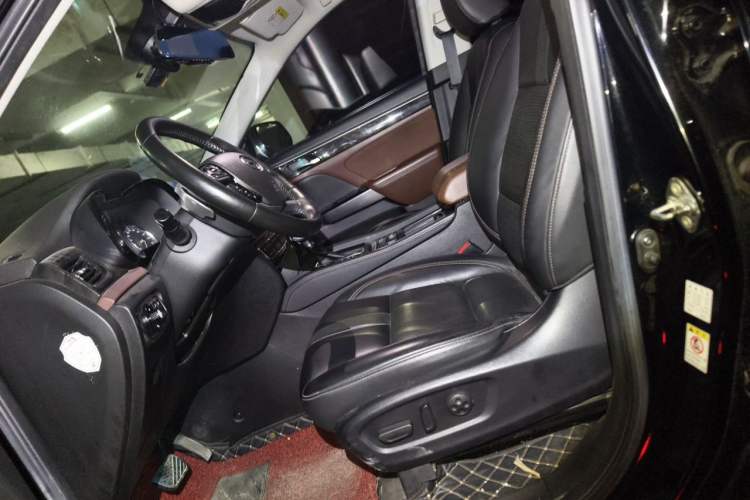 Used GAC Trumpchi GS8 2017 320T Two-Wheel Drive Luxury Smart Connectivity Version (7 Seats) Left Front Seat