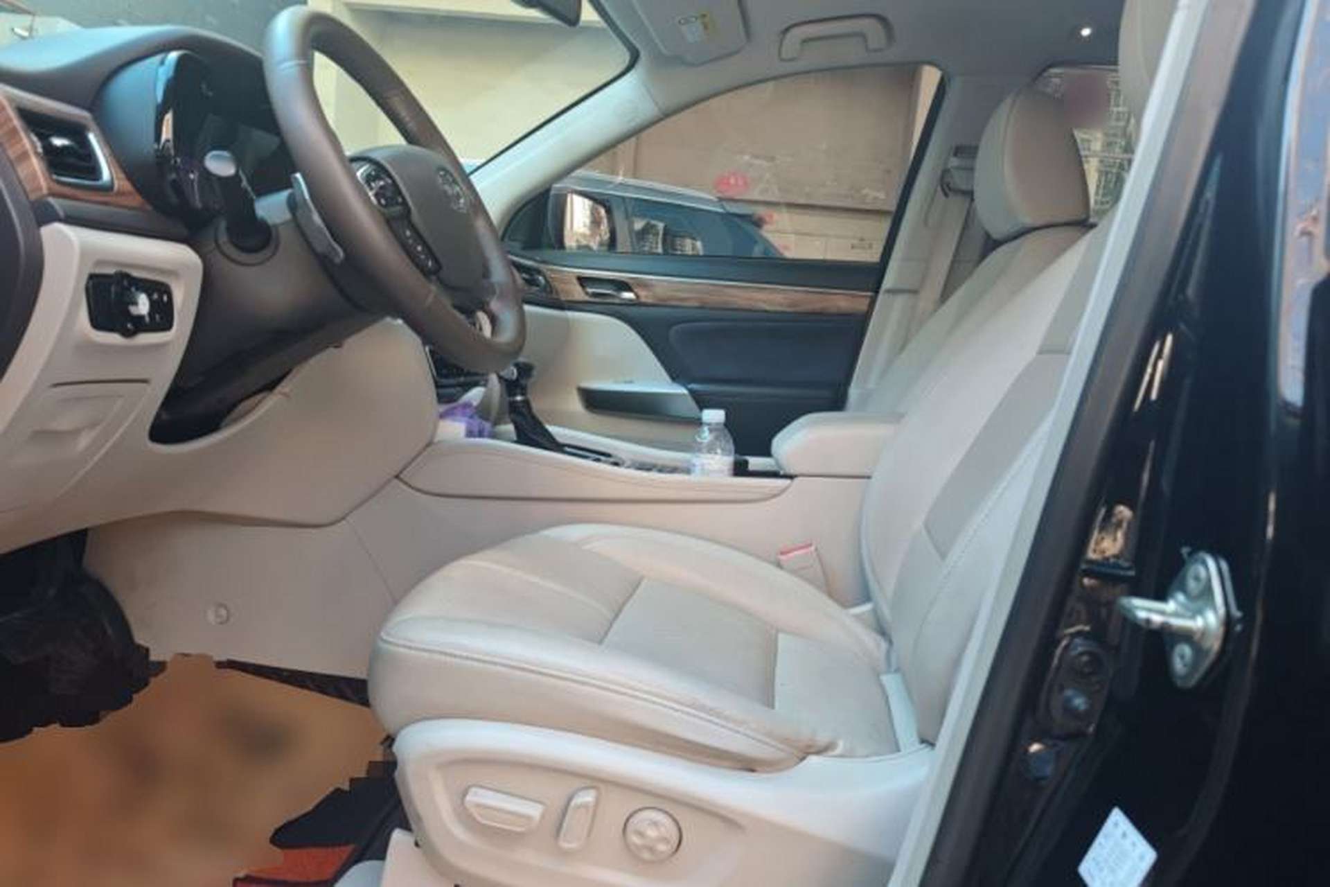 Used GAC Trumpchi GS8 2017 320T Two-Wheel Drive Luxury Smart Connectivity Version (7 Seats) Left Front Seat