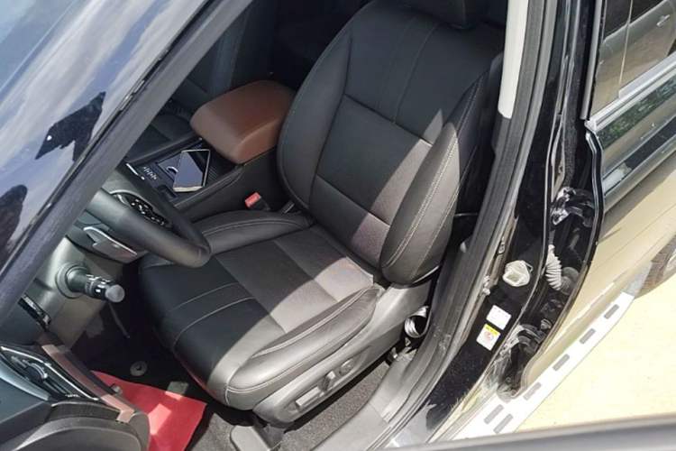 Used GAC Trumpchi GS8 2017 320T Two-Wheel Drive Luxury Smart Connectivity Version (7 Seats) Left Front Seat