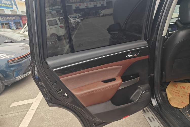 Used GAC Trumpchi GS8 2017 320T Two-Wheel Drive Luxury Smart Connectivity Version (7 Seats) Left Rear Door Interior