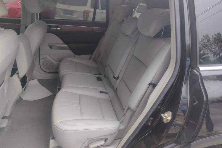 Used GAC Trumpchi GS8 2017 320T Two-Wheel Drive Luxury Smart Connectivity Version (7 Seats) Left Rear Seat