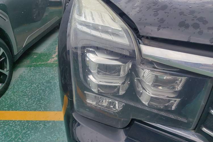 Used GAC Trumpchi GS8 2017 320T Four-Wheel Drive Luxury Smart Connectivity Version (7 Seats) Right Front Headlight