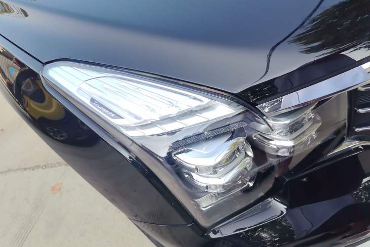 Used GAC Trumpchi GS8 2017 320T Two-Wheel Drive Luxury Smart Connectivity Version (7 Seats) Right Front Headlight