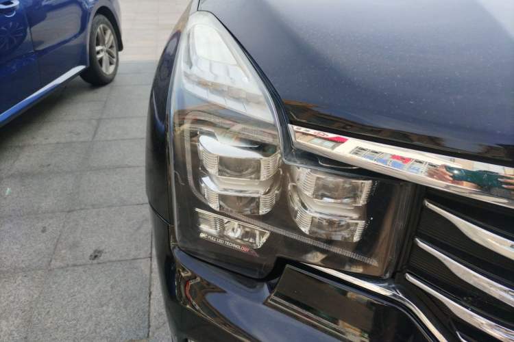 Used GAC Trumpchi GS8 2017 320T Two-Wheel Drive Luxury Smart Connectivity Version (7 Seats) Right Front Headlight