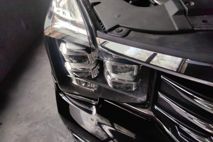 Used GAC Trumpchi GS8 2017 320T Two-Wheel Drive Prestige Version (7 Seats) Right Front Headlight