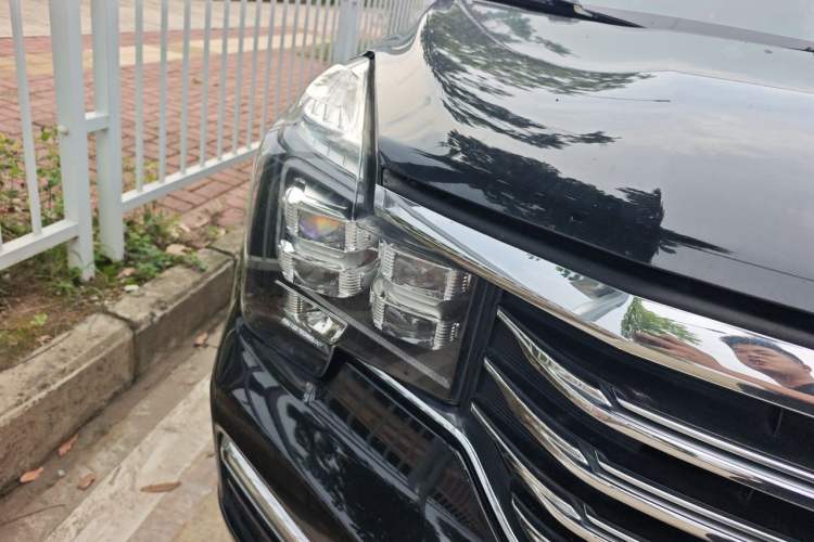 Used GAC Trumpchi GS8 2017 320T Two-Wheel Drive Luxury Smart Connectivity Version (7 Seats) Right Front Headlight