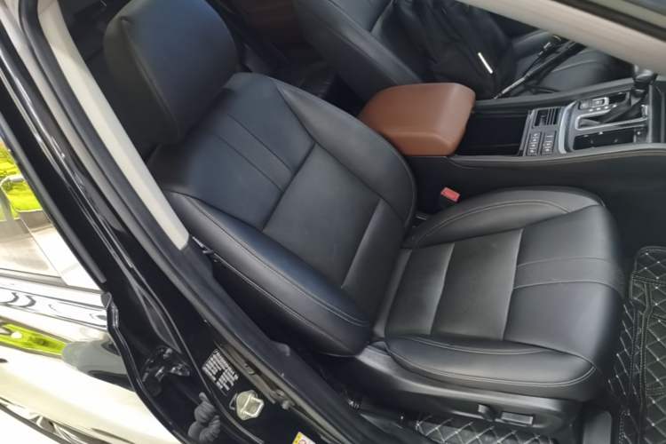 Used GAC Trumpchi GS8 2017 320T Two-Wheel Drive Luxury Smart Connectivity Version (7 Seats) Right Front Seat