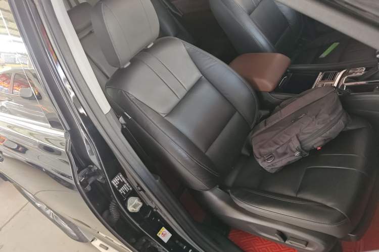 Used GAC Trumpchi GS8 2017 320T Two-Wheel Drive Luxury Smart Connectivity Version (7 Seats) Right Front Seat