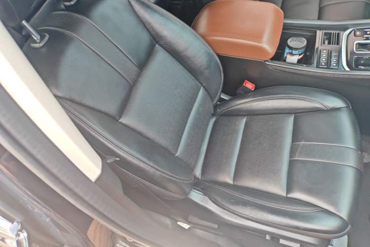 Used GAC Trumpchi GS8 2017 320T Two-Wheel Drive Luxury Smart Connectivity Version (7 Seats) Right Front Seat