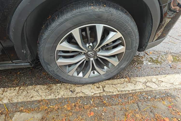 Used GAC Trumpchi GS8 2017 320T Two-Wheel Drive Luxury Smart Connectivity Version (7 Seats) Right Front Wheel Hub