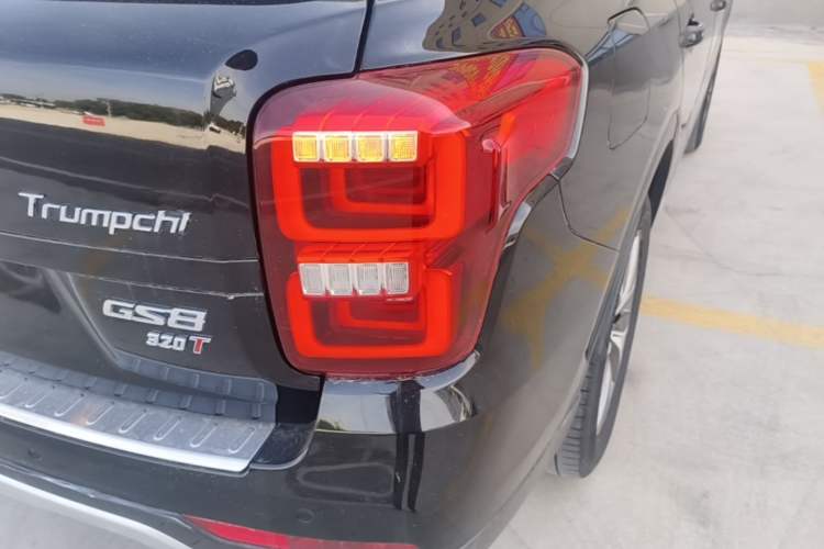 Used GAC Trumpchi GS8 2017 320T Two-Wheel Drive Luxury Smart Connectivity Version (7 Seats) Right Rear Taillight
