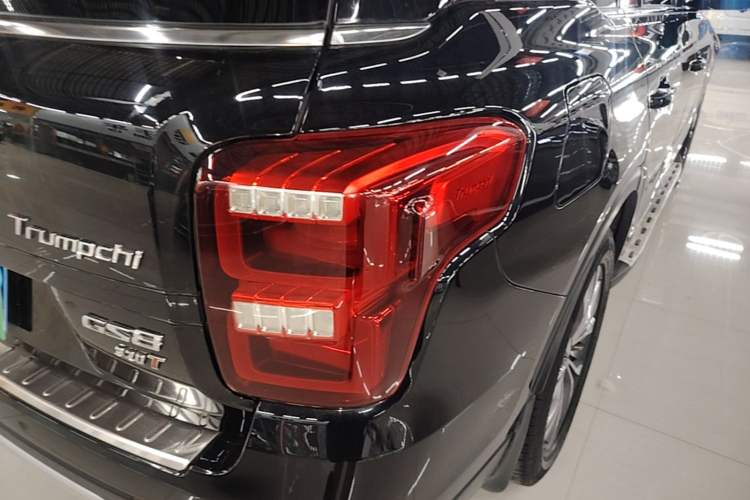 Used GAC Trumpchi GS8 2017 320T Two-Wheel Drive Luxury Smart Connectivity Version (7 Seats) Right Rear Taillight